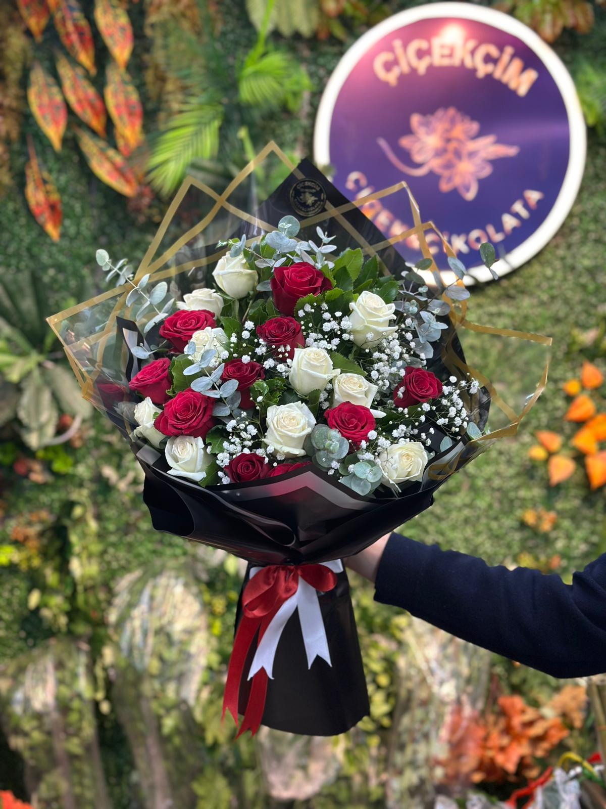 25'li Kırmızı Beyaz Gül Buketi