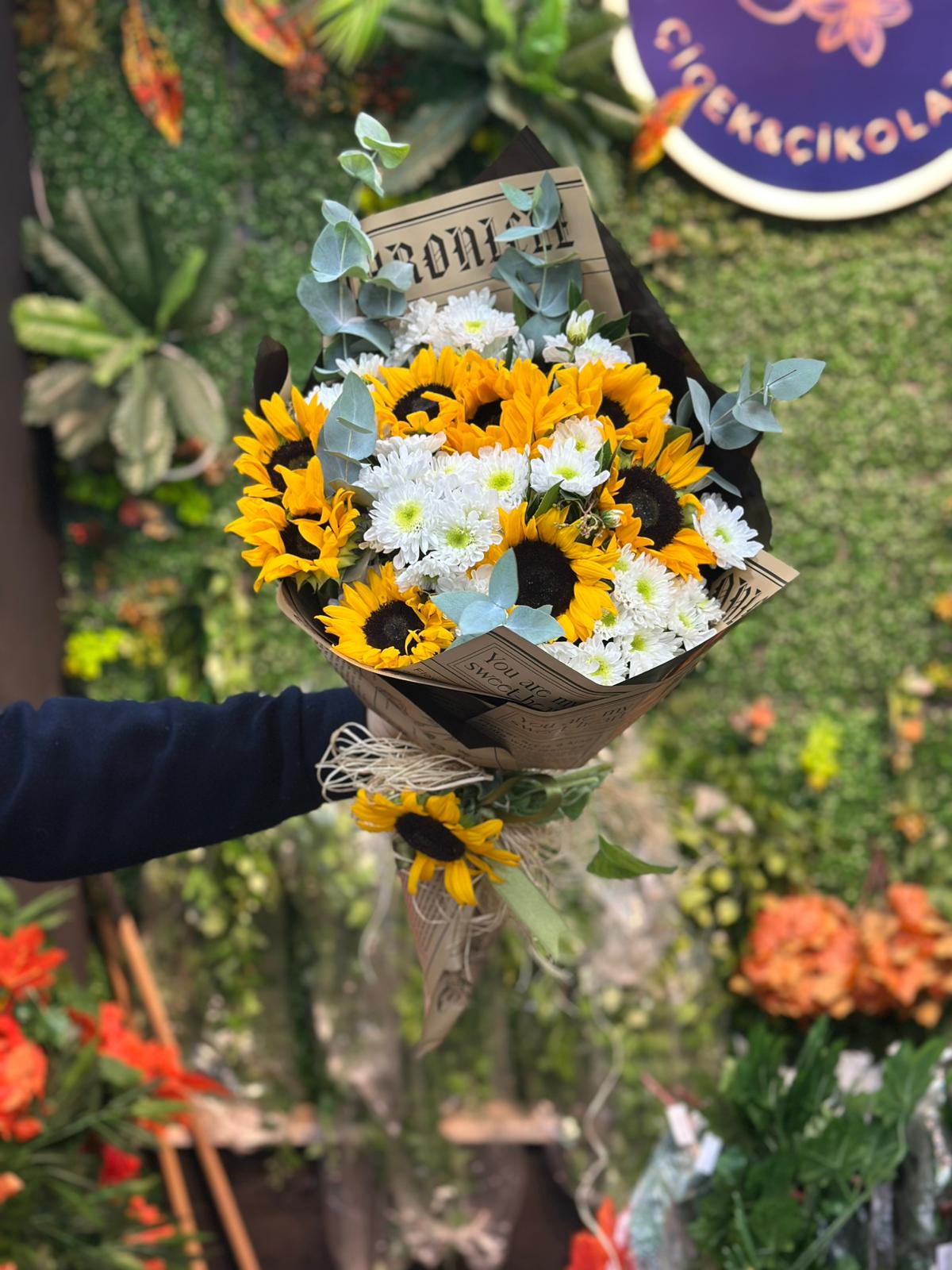 Gazete Kağidinda Ayçiçeği Papatya Buketi