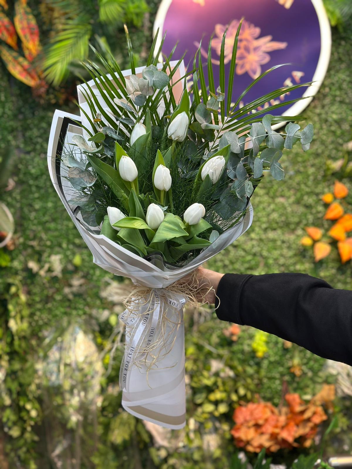 8 Li Beyaz Lale Buketi