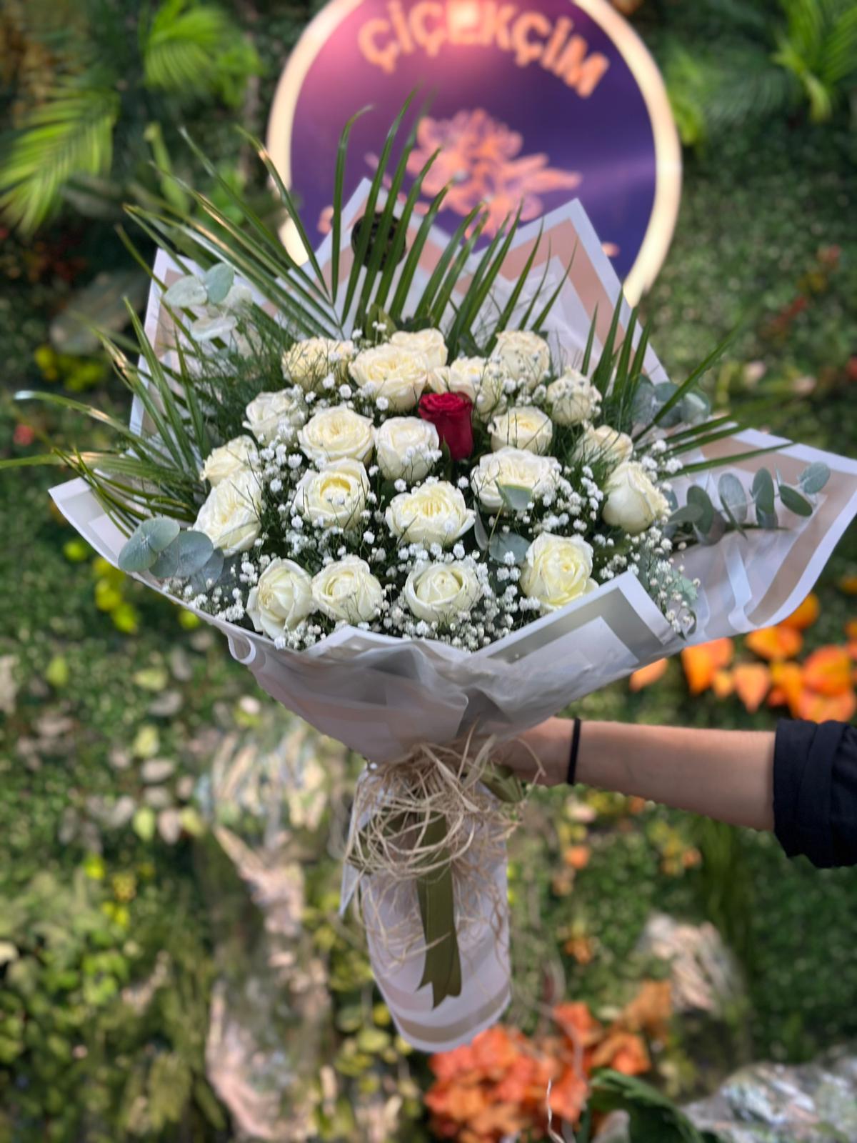 20 Beyaz 1 Kırmızı Sadece Sen Buketi