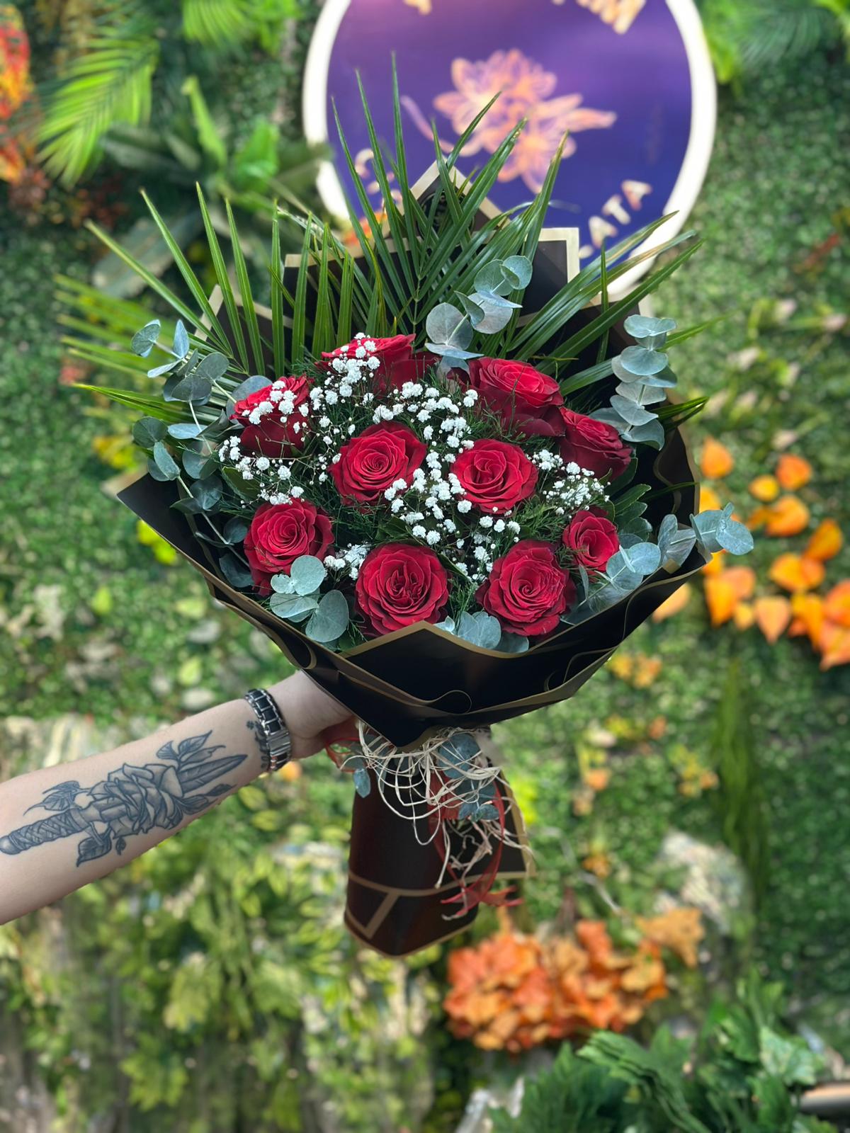 Siyah Buket Kağıdında 11 Gül