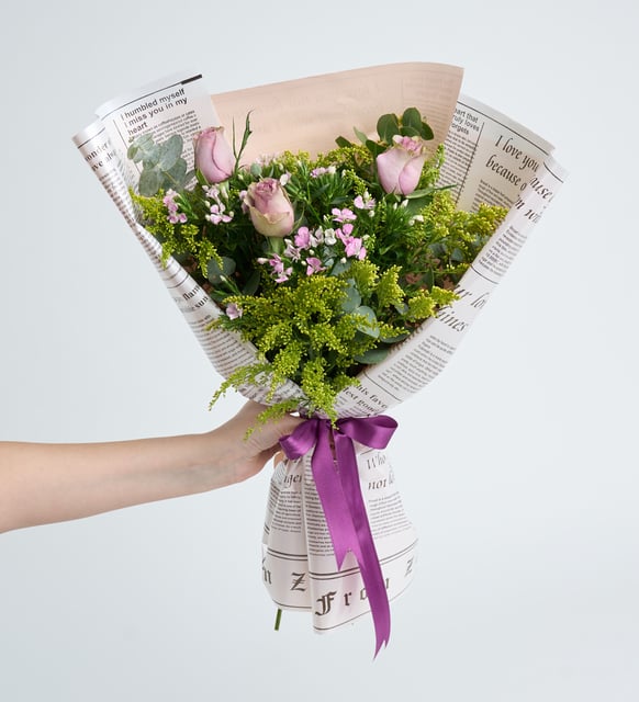 Pembe Gazete Bukette Hüsnüyusuf ve Lila Güller