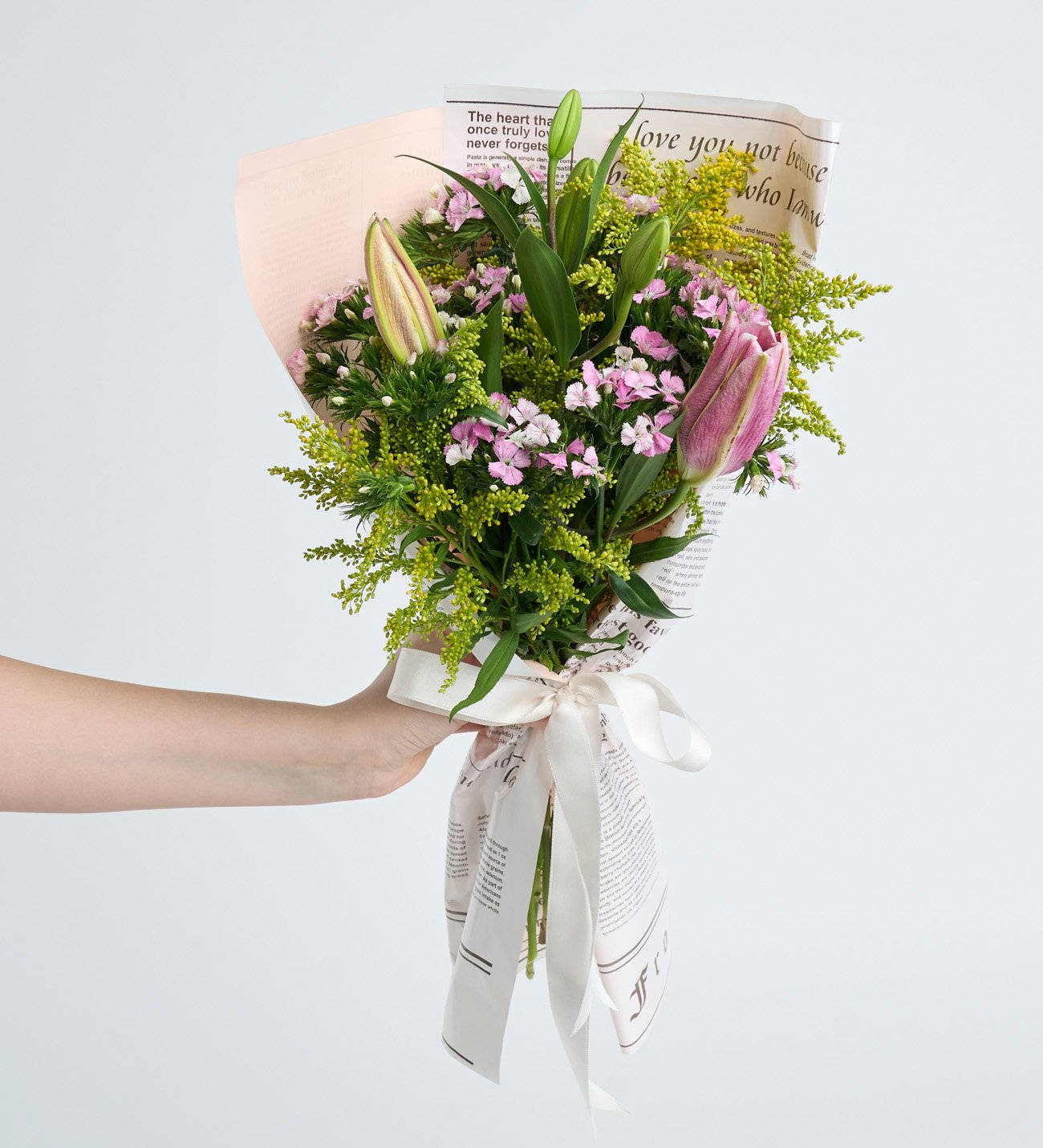 Pembe Gazete Bukette Hüsnüyusuflar ve Pembe Lilyum