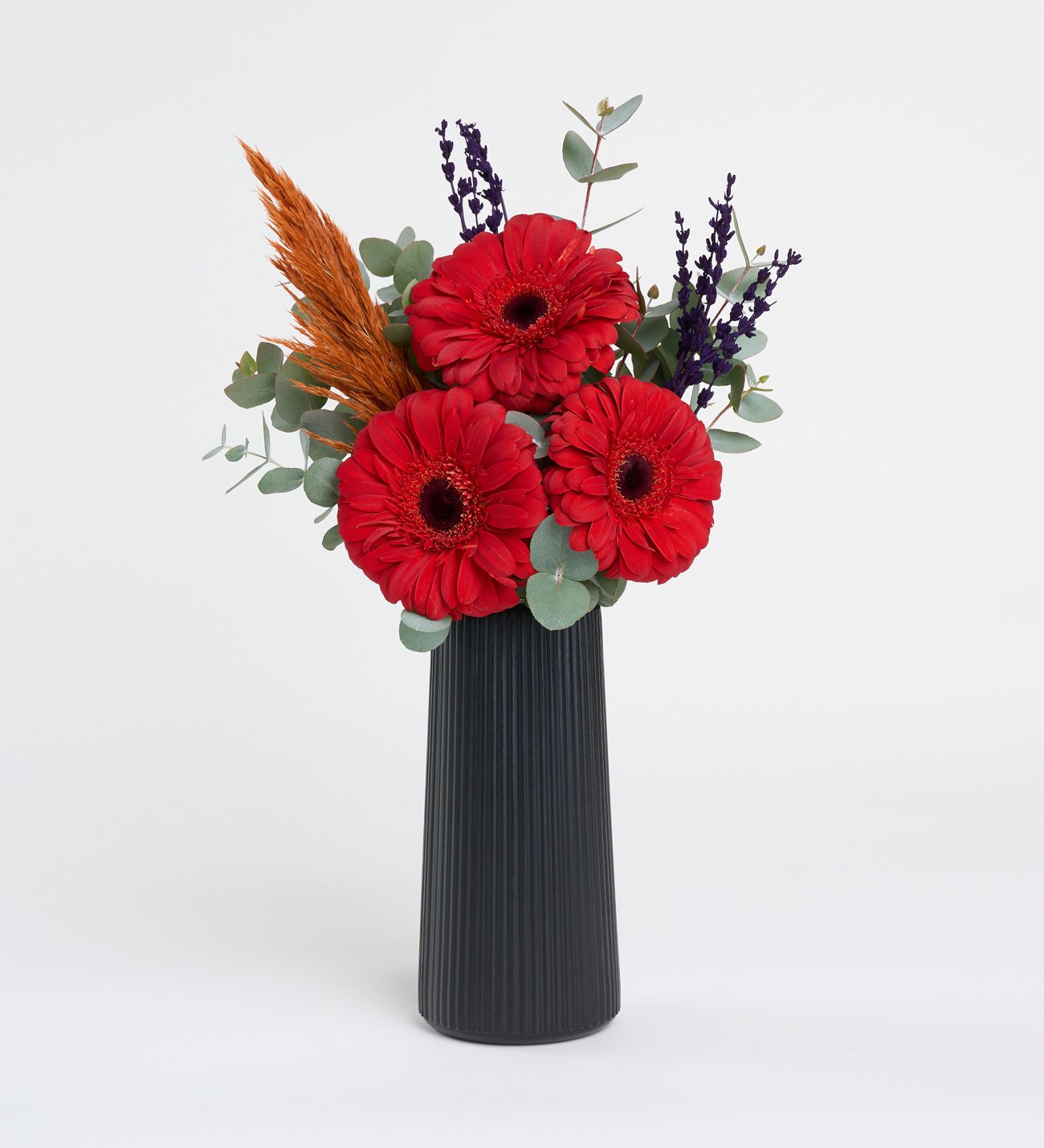 Siyah Çizgili Vazoda 3 Kırmızı Gerbera Çiçeği