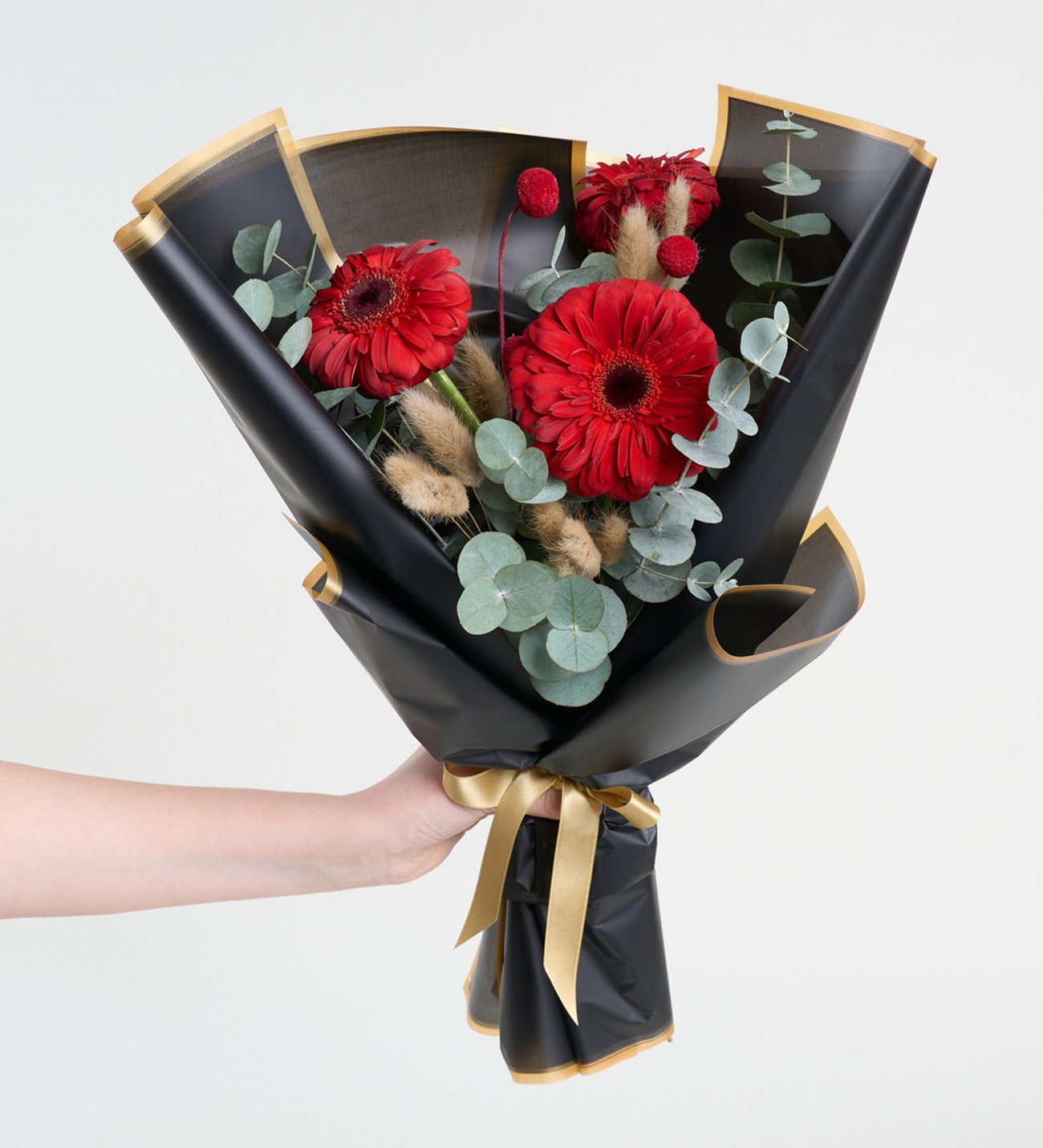 Siyah Buket Kağıdında Kırmızı Gerbera ve Okaliptus