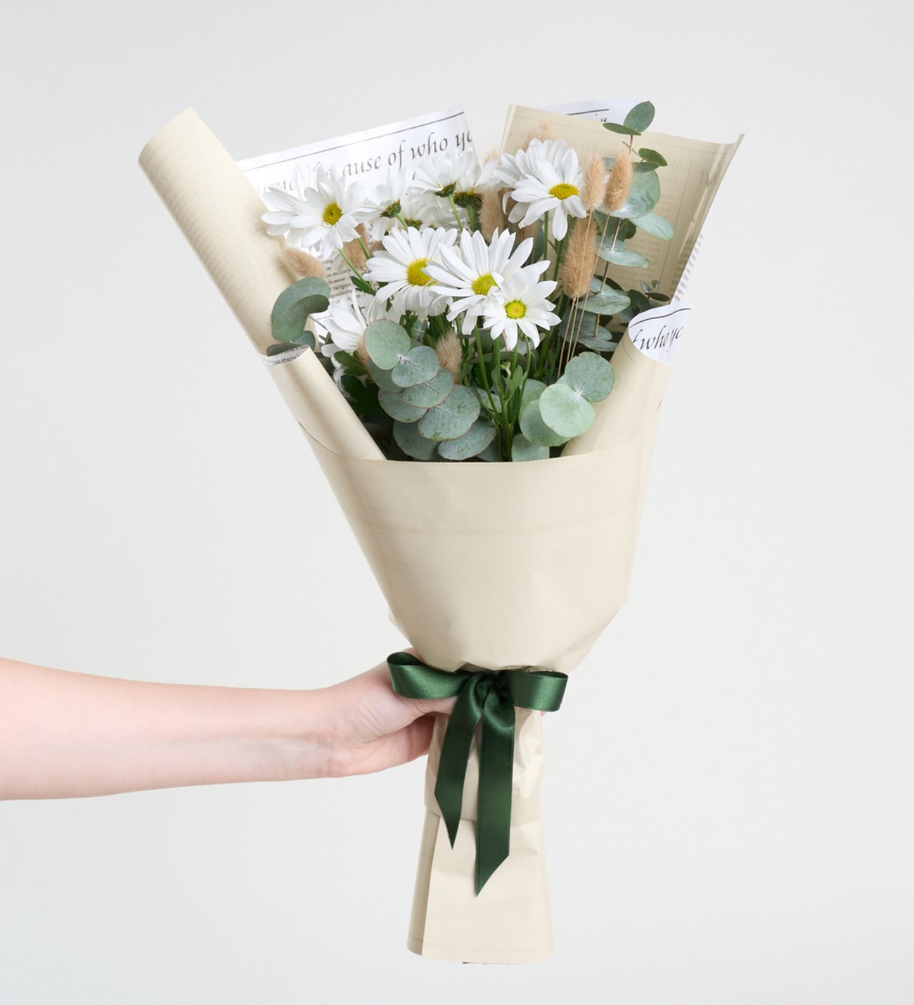 Gri Gazete Buket Kağıdında Beyaz Papatyalar